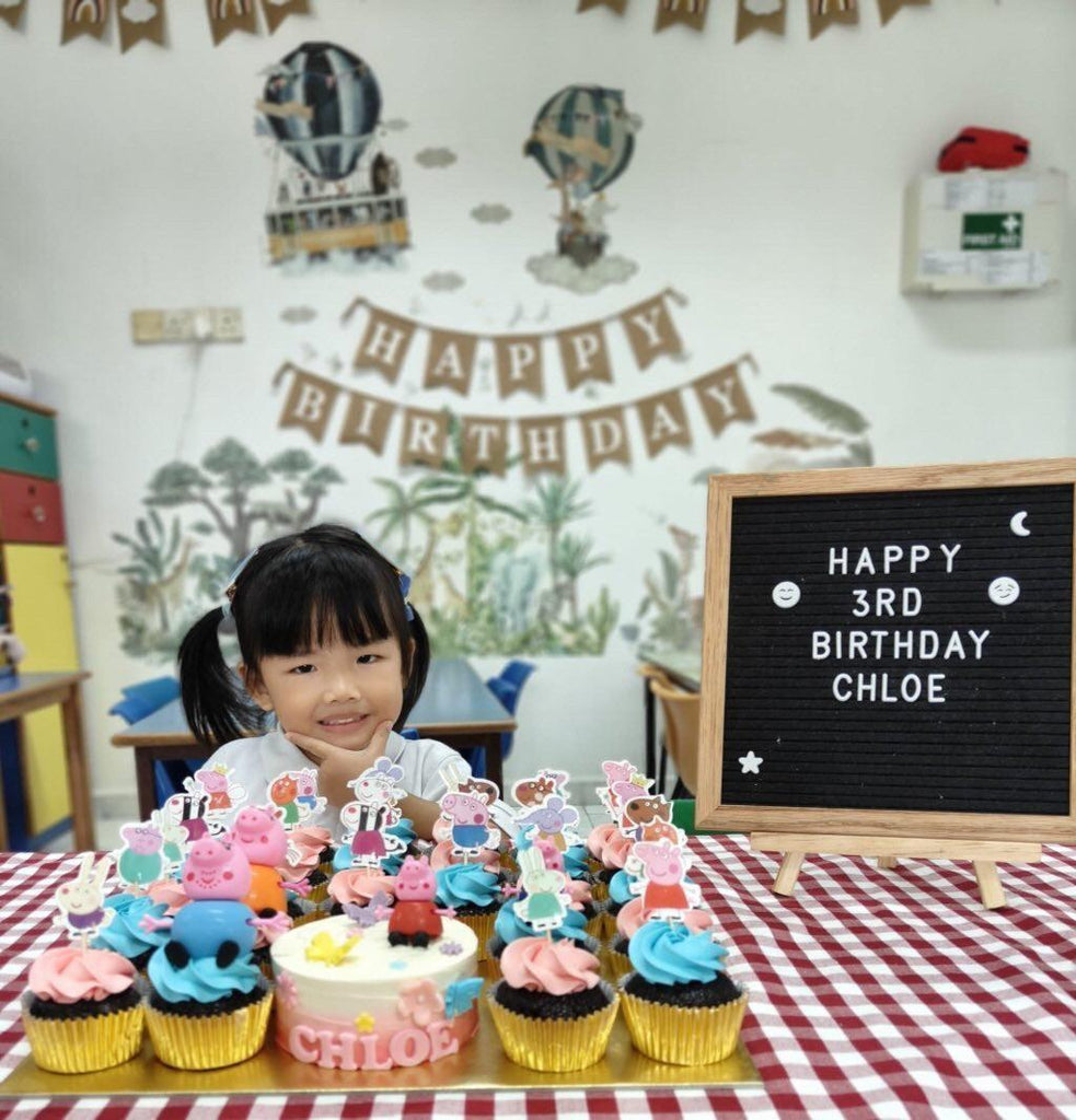 4" mini cake and cupcake platter (Peppa Pig theme)