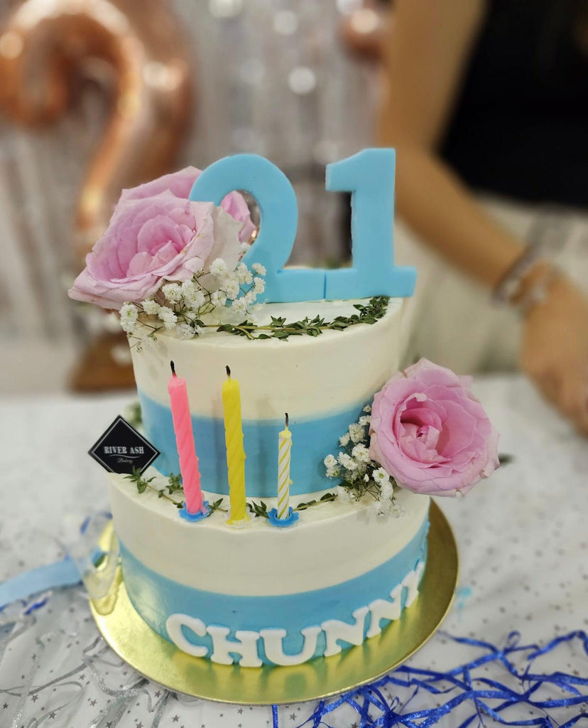 Rustic Floral Roses and Baby's Breath Cake