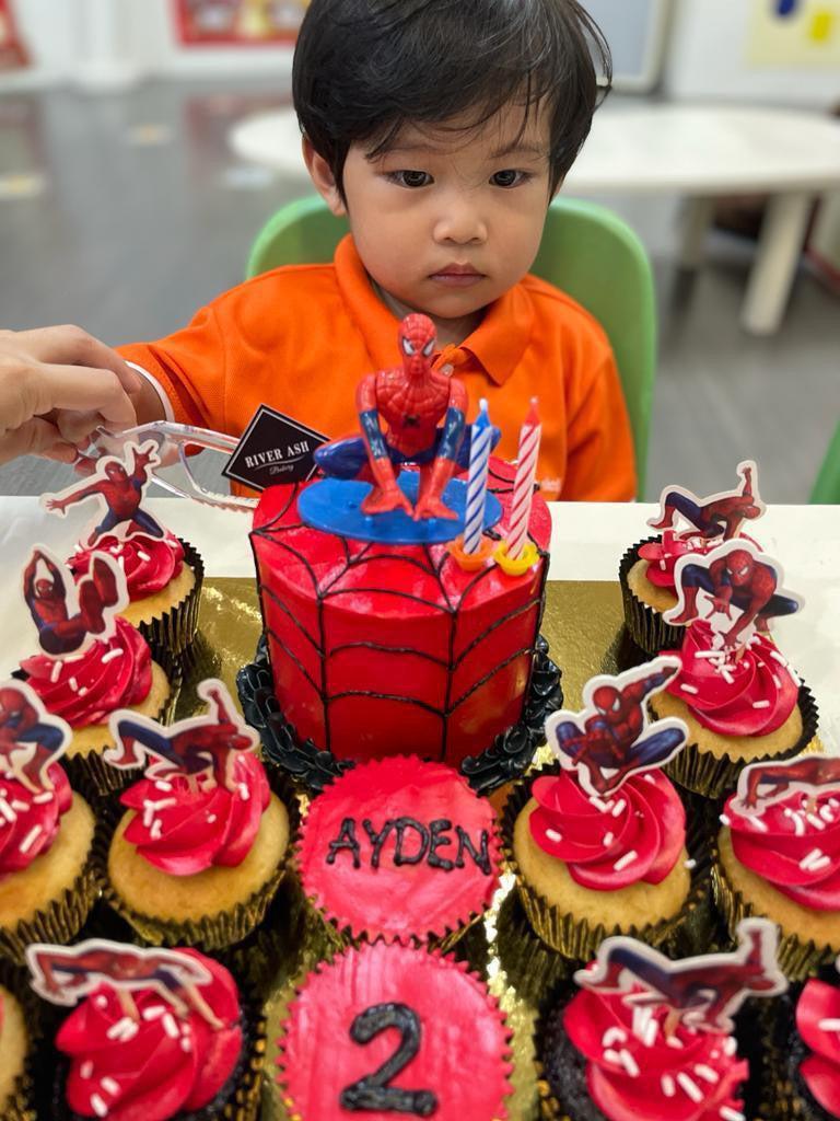 4" Tall cake and cupcake platter(Spider man)