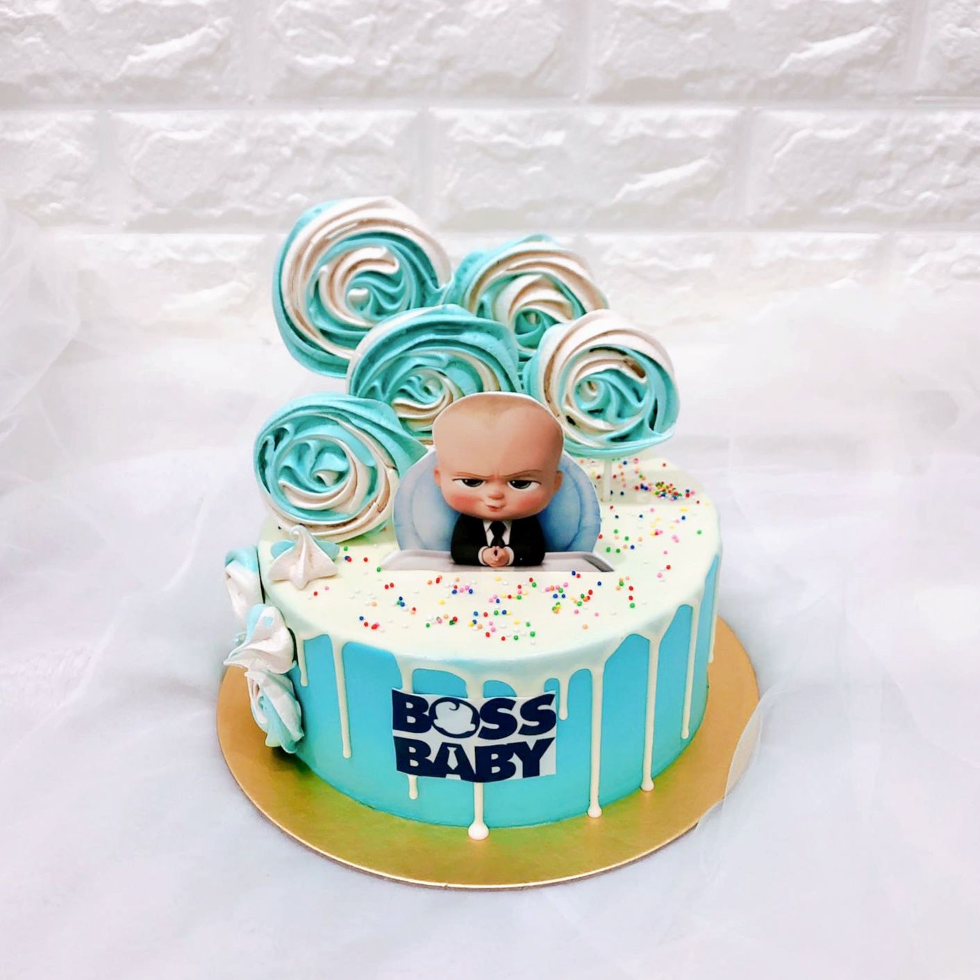 Blue and green cake decorated with melted chocolate, cake pops, lollipops,  donuts and mini cupcakes Stock Photo - Alamy