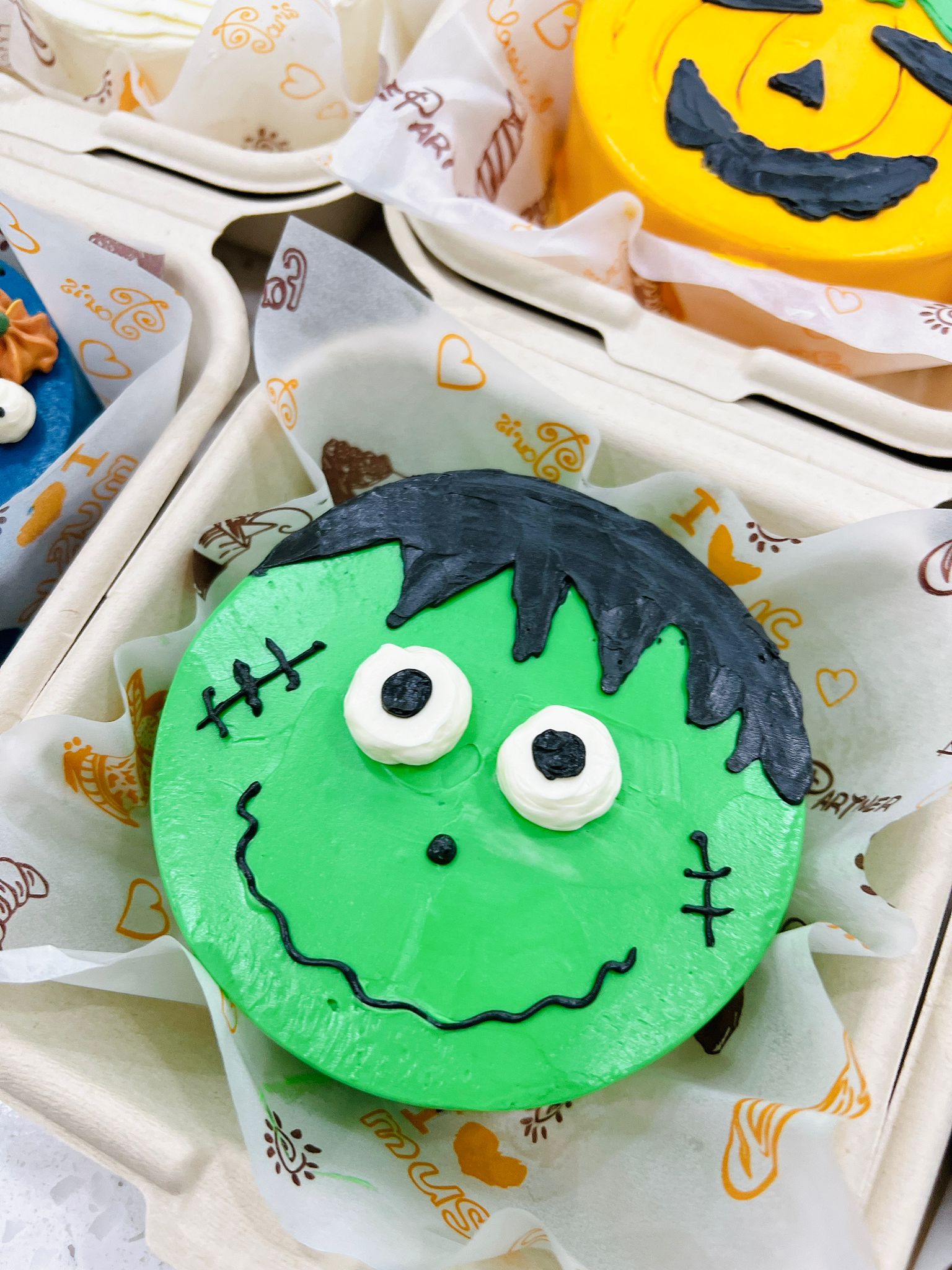 Unique greaseproof paper for bento cakes with playful Halloween print